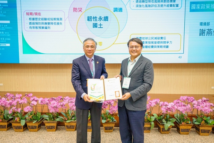 環境部政務次長謝燕儒(右)特別出席力挺，與朝陽科大校長鄭道明(左)合影。圖片
